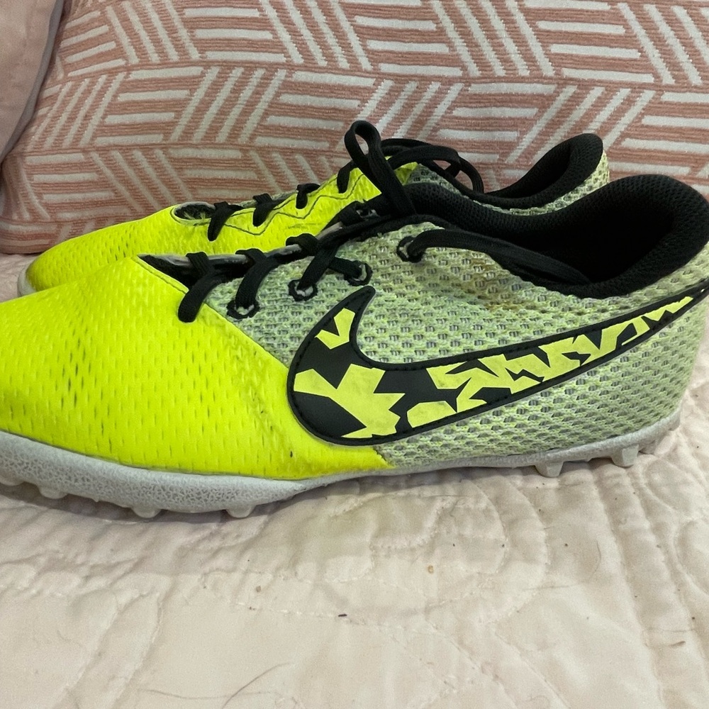 Nike cleats size 6.5 ( big boys)